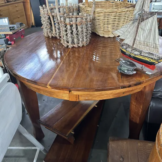 Solid extendable table