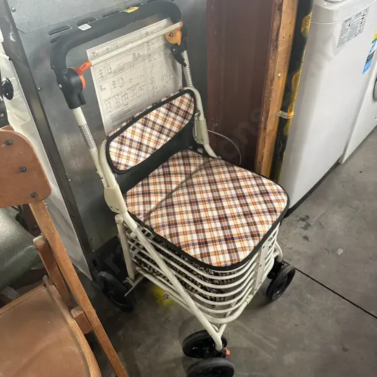 handy chair/walker