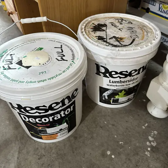 2 pales paint