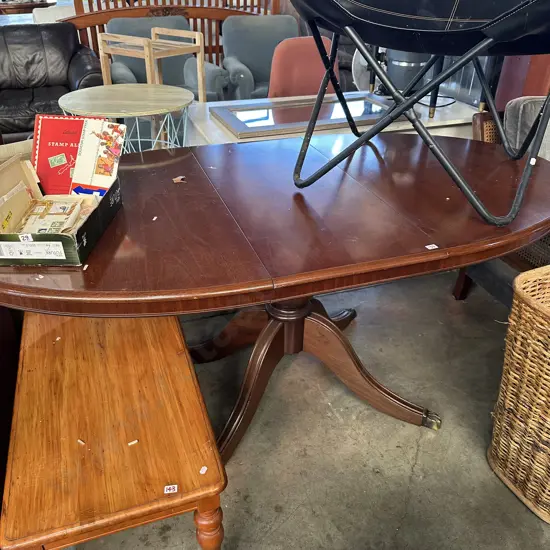 Single pedestal table