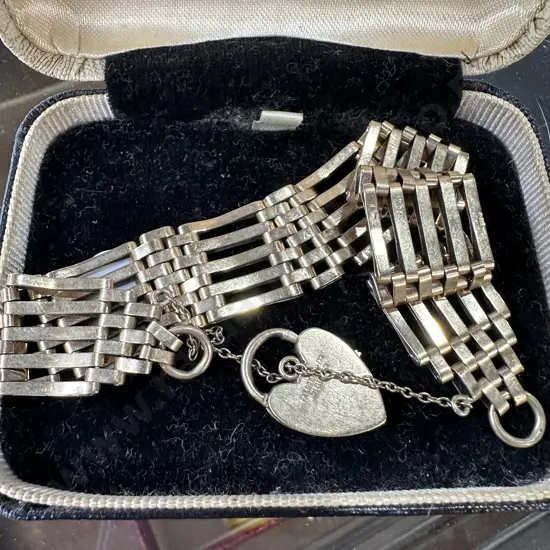 9kt gold bracelet with locket all individual hall marked .375 (19.2g)