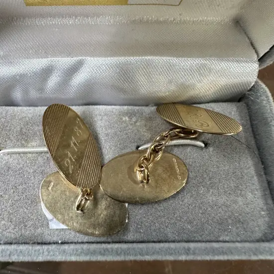 Pr 9kt gold cuflinks, hallmarked and engraved (4.6g)