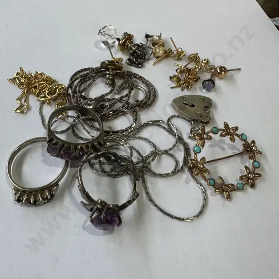 Selection of jewellery inc Sterling locket