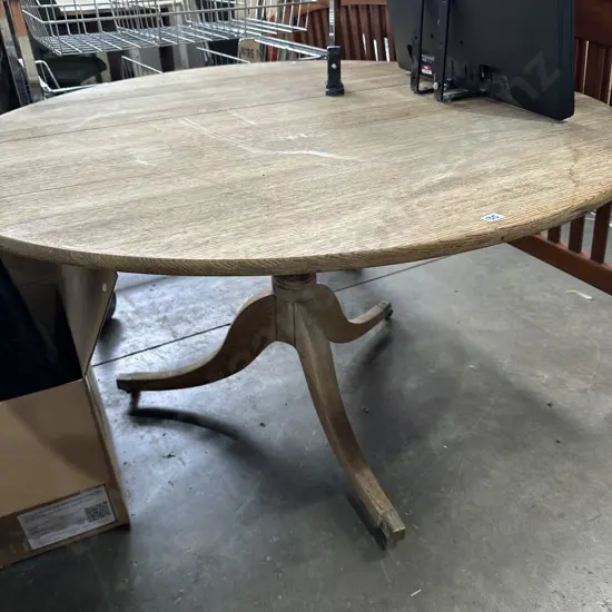 Oak pedistal table