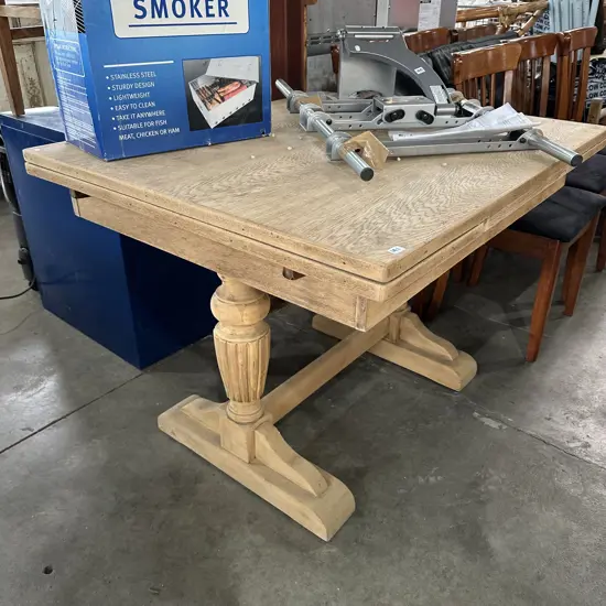 Extendable Oak table