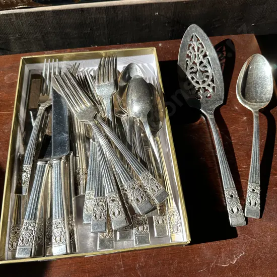 33 pc cuttlery service