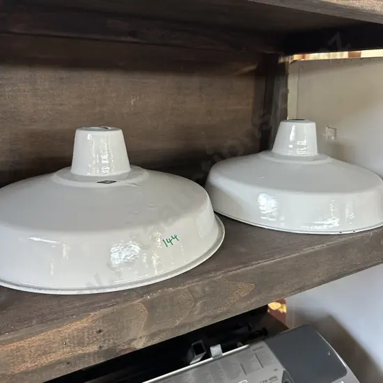 Pr enamel light fittings