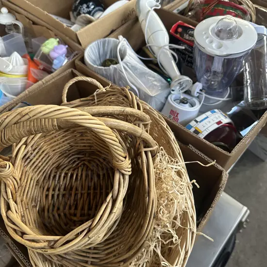 2 box blender, wizz stick, baskets etc