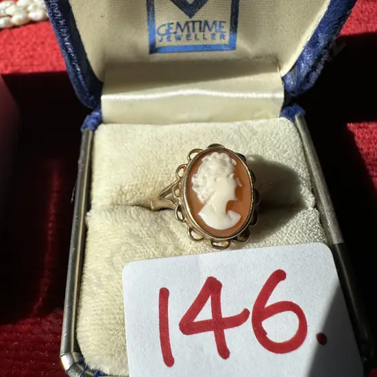 hall marked W&G .375 gold cameo ring