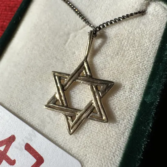 9kt gold pendant on chain