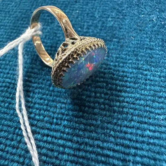 Vintage 9ct gold ring with large Opal