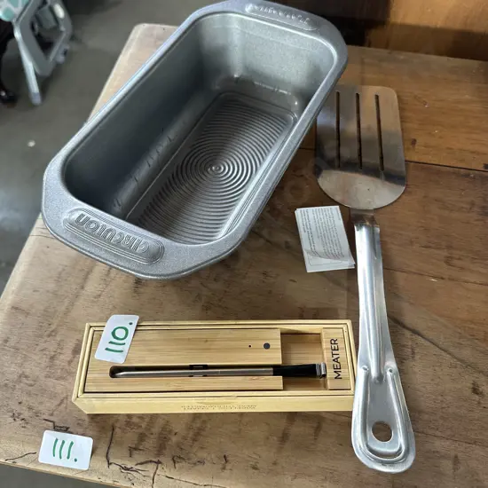 Wireless smart meat thermometer plus bake dish and slice