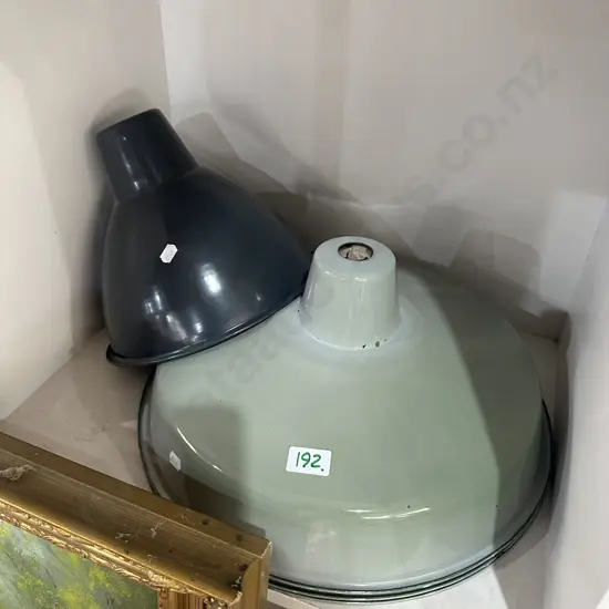 4 enamel light fittings