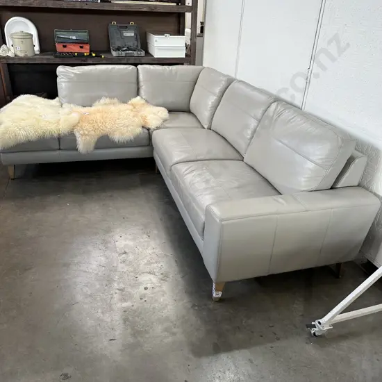 Corner leather suite