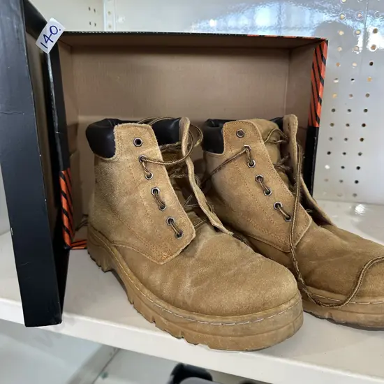 Size 9 work boots (very little use)