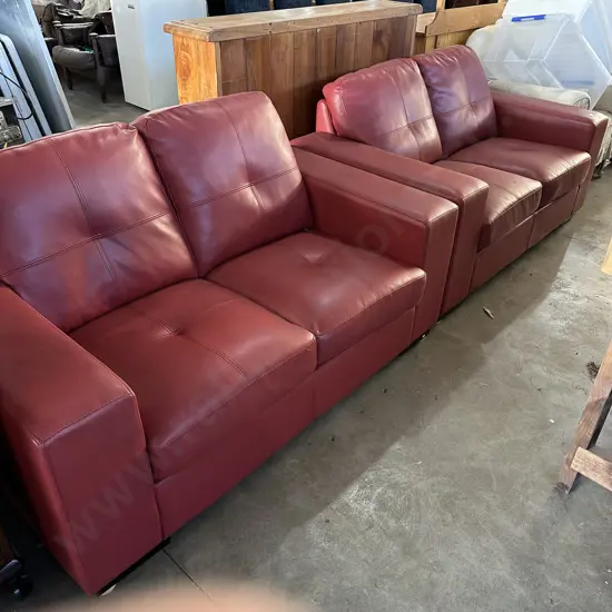 Pr tidy Red leather sofas