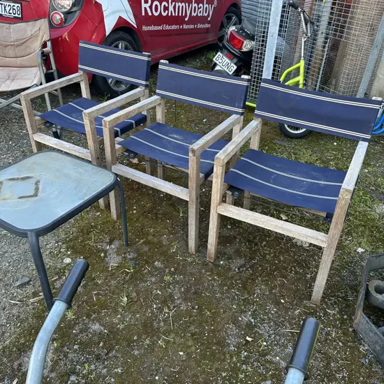 3 outdoor chairs and side table