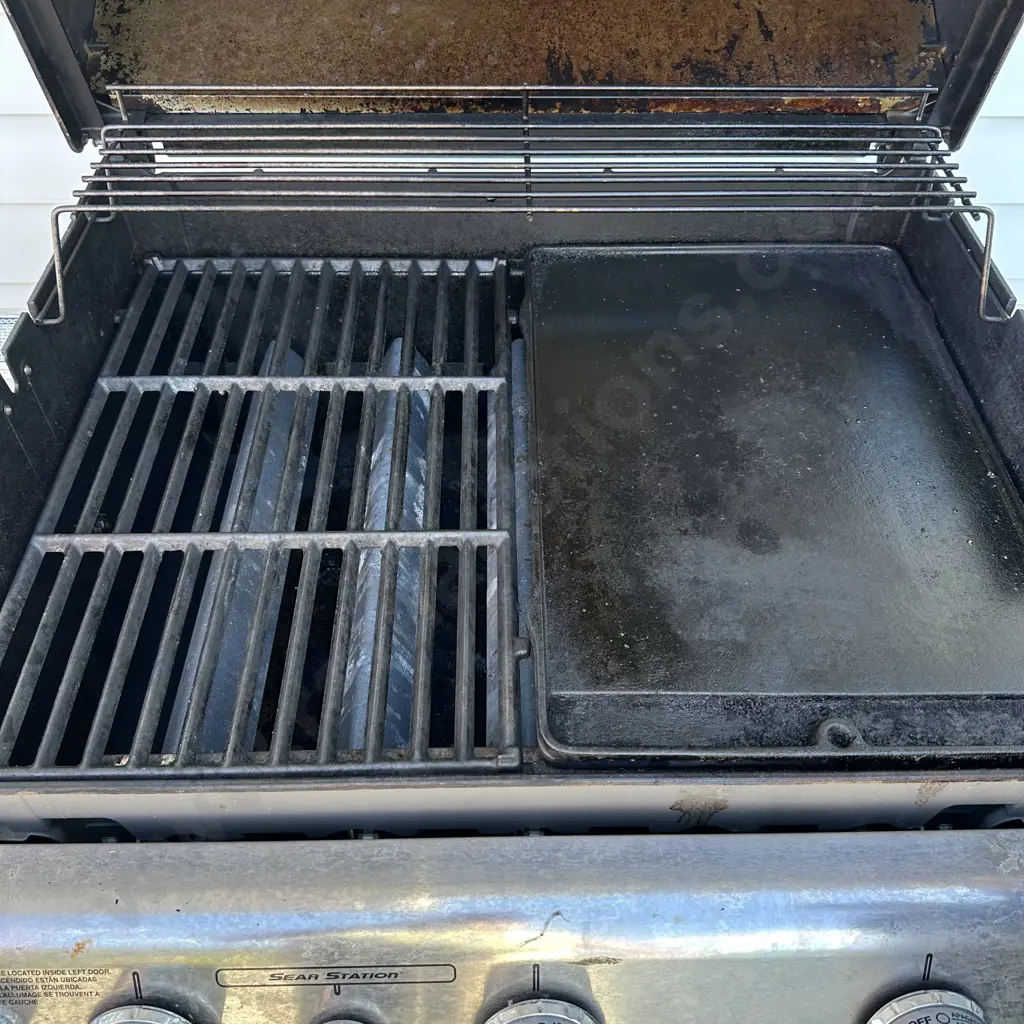 4 Burner Weber gas BBQ with cover  (3 pics) Image 1++