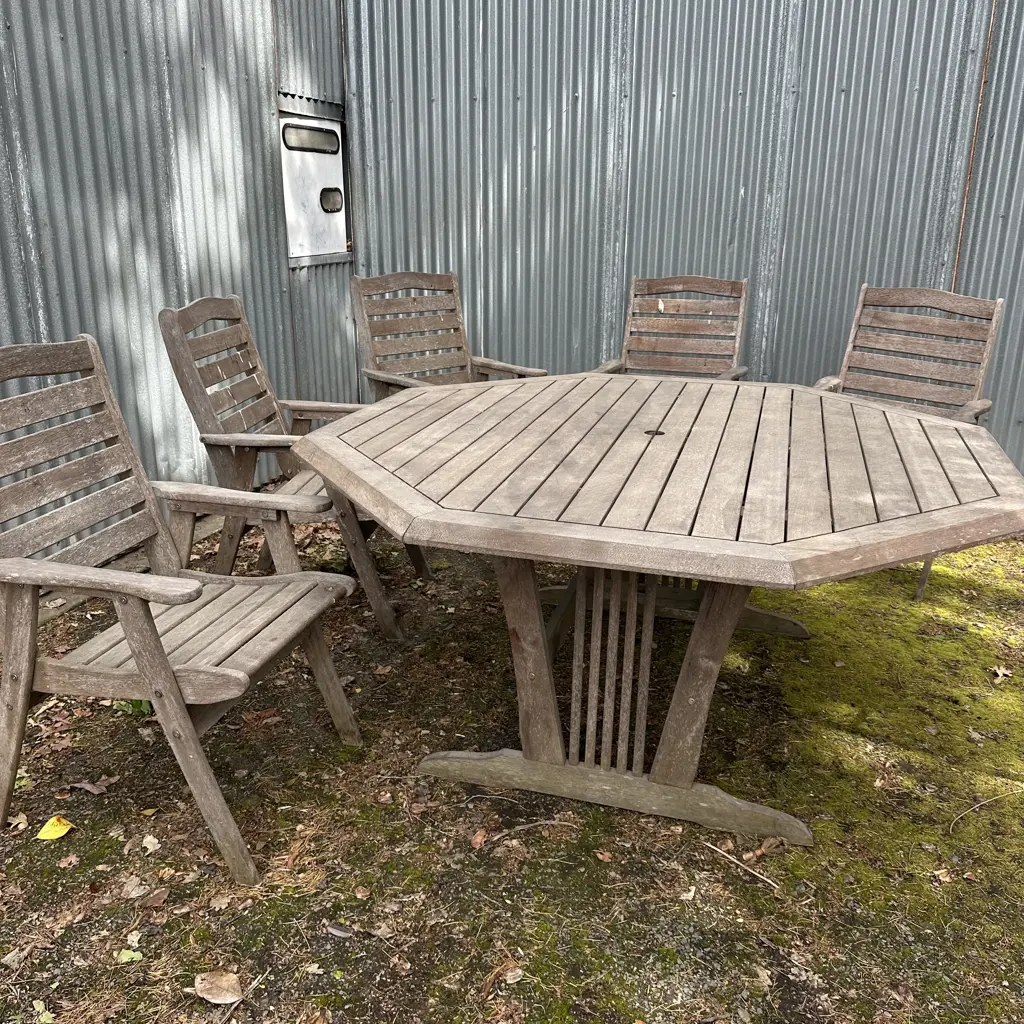 Wooden outdoor table and 8 chairs, good quality solid Kwela Image 1++