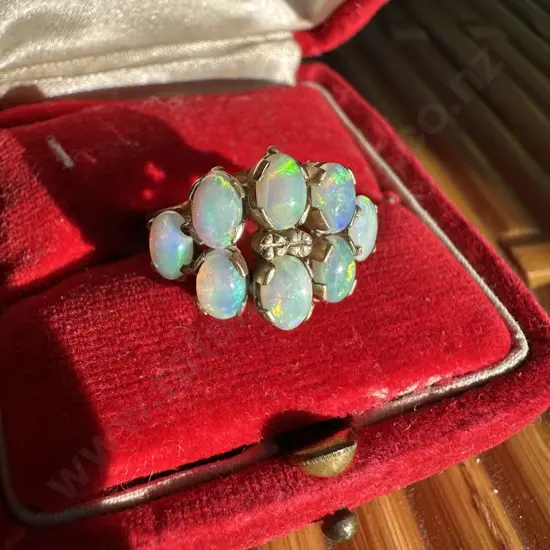 9ct Gold 8 stone Opal ring with vintage ring case