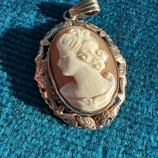 Small cameo housed in 9ct Gold pendant (damage to cameo)