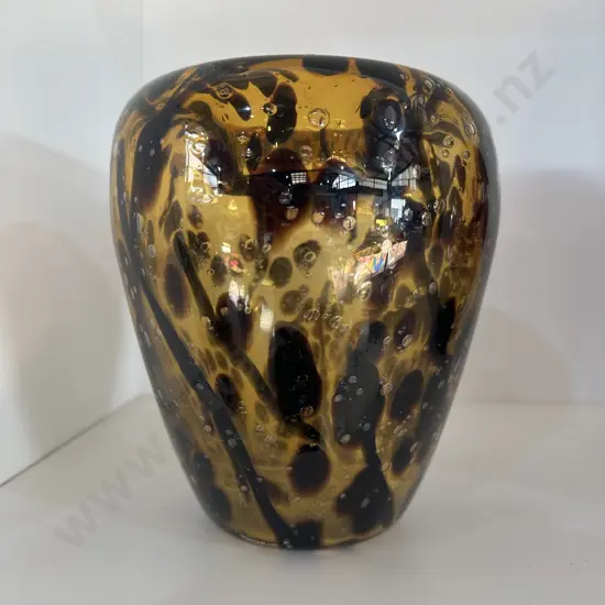 Art glass vase 18cm tall
