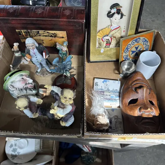 2 boxes collectables
