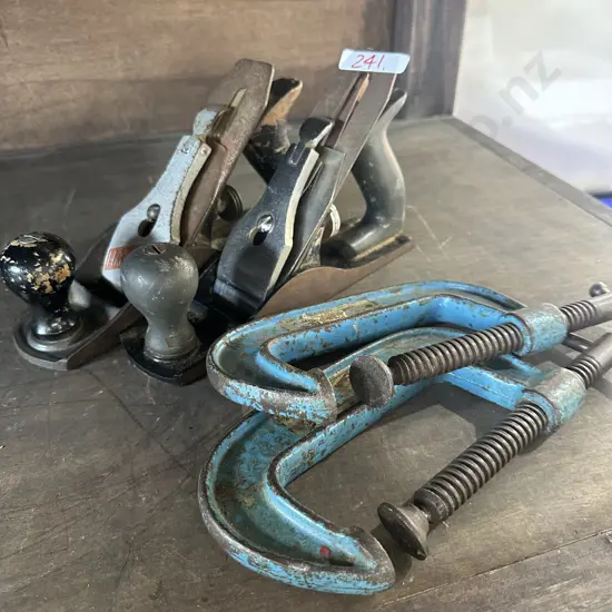 2 Hand planes and 2 G clamps