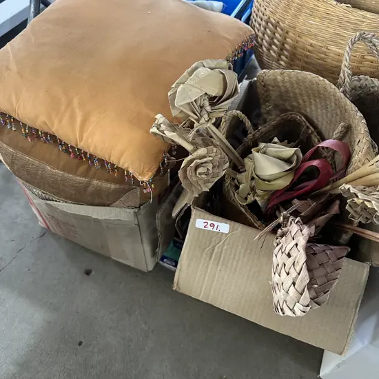 Box of flax pieces and cushions