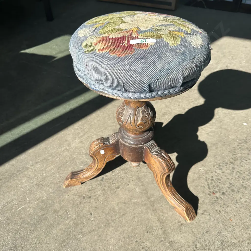 Tapestry top stool Image 1++