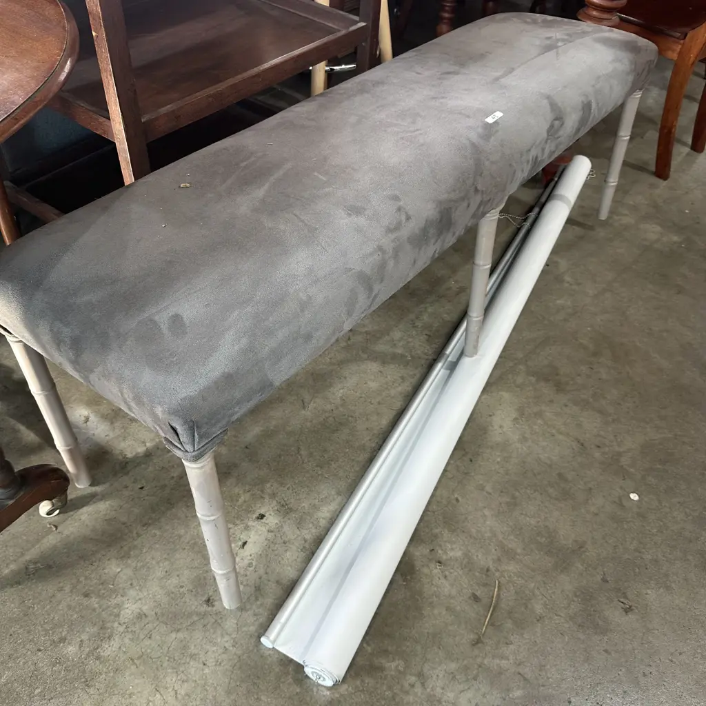 Black out roller and bench seat Image 1++