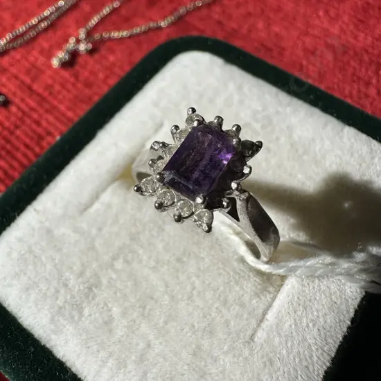 9ct White Gold & Amethyst ring