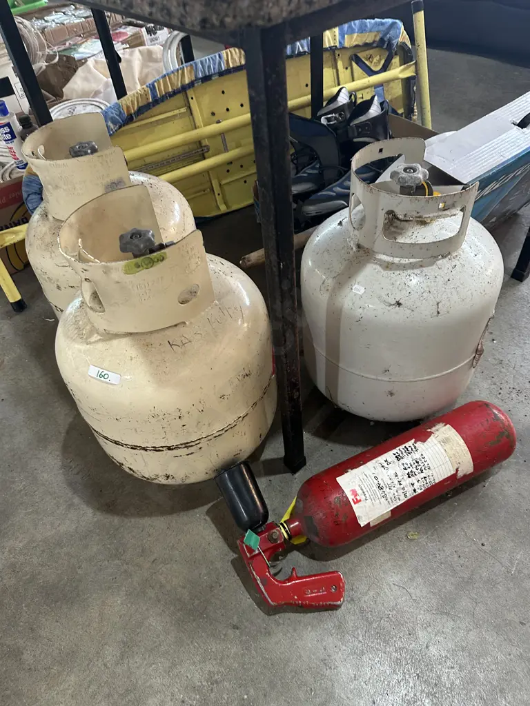 3  gas bottles  plus extinguisher Image 1++