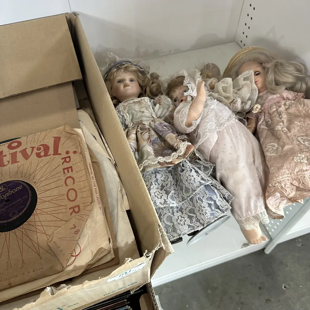 Dolls and records Image 1++