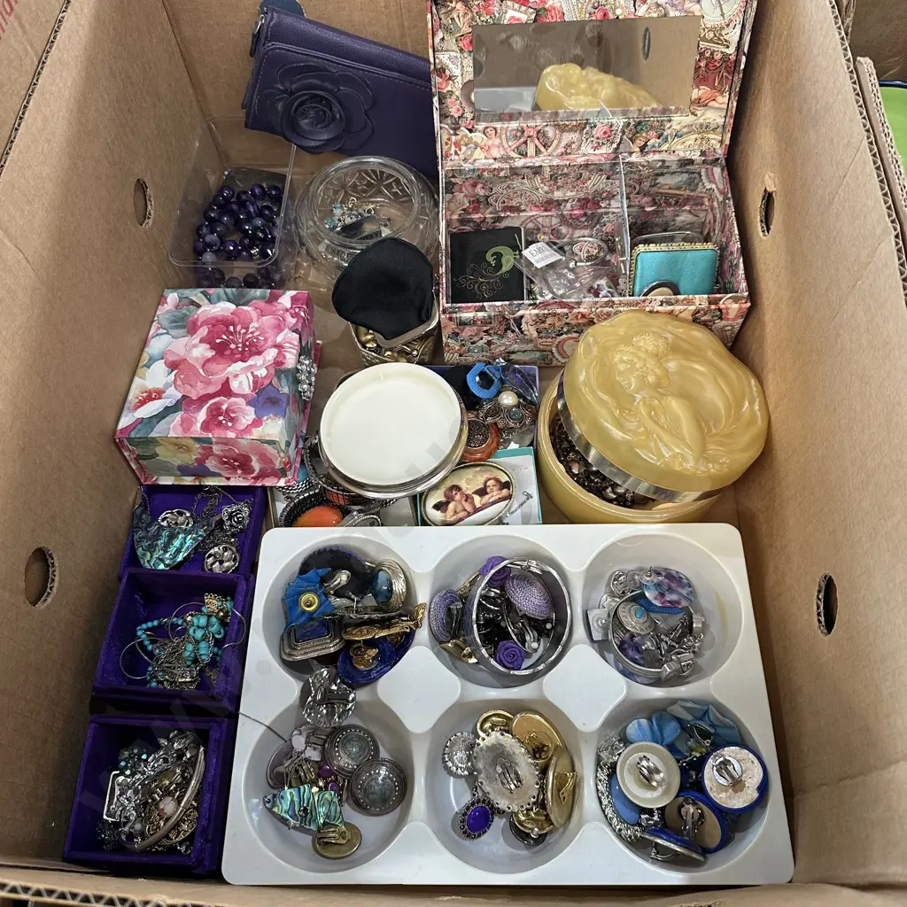 Costume jewellery Image 1++