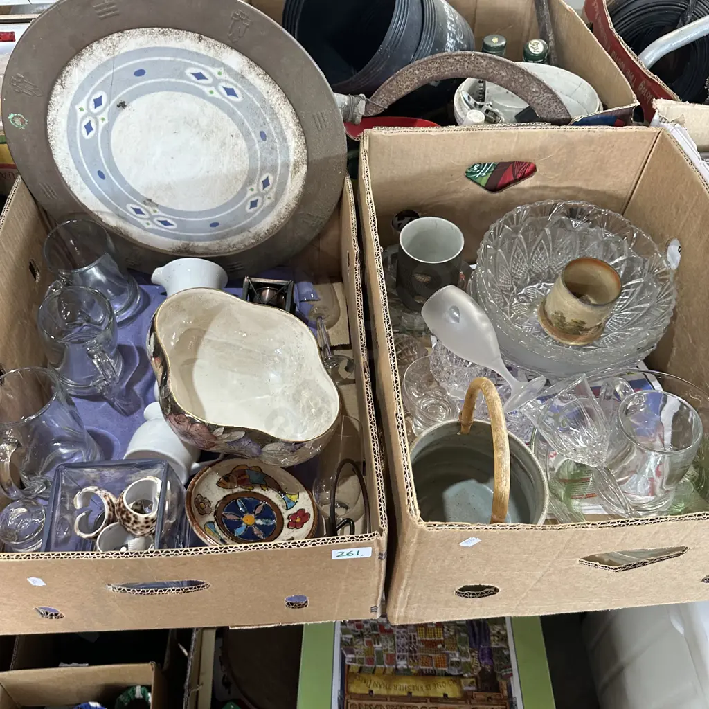 2 Boxes glass bowls, Maling etc. Image 1++