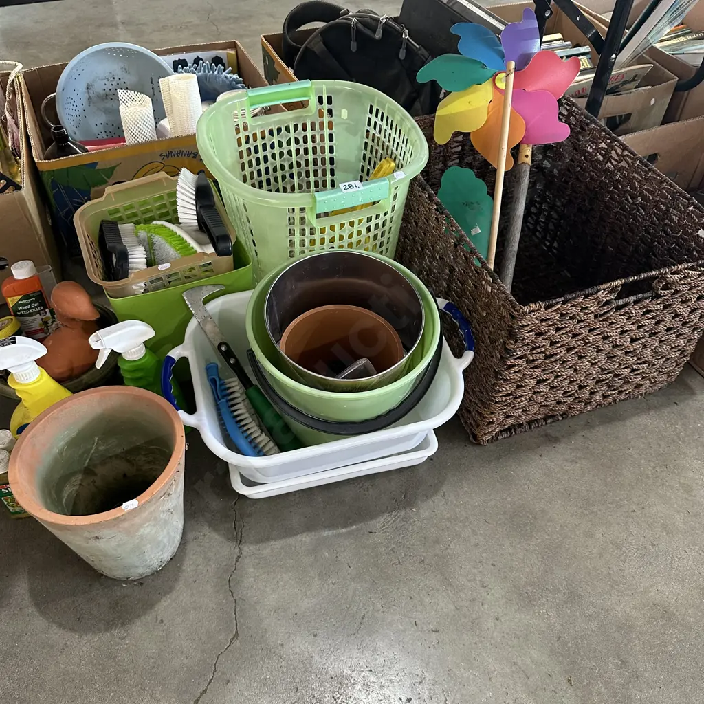 Scrubing brushes, baskets etc Image 1++