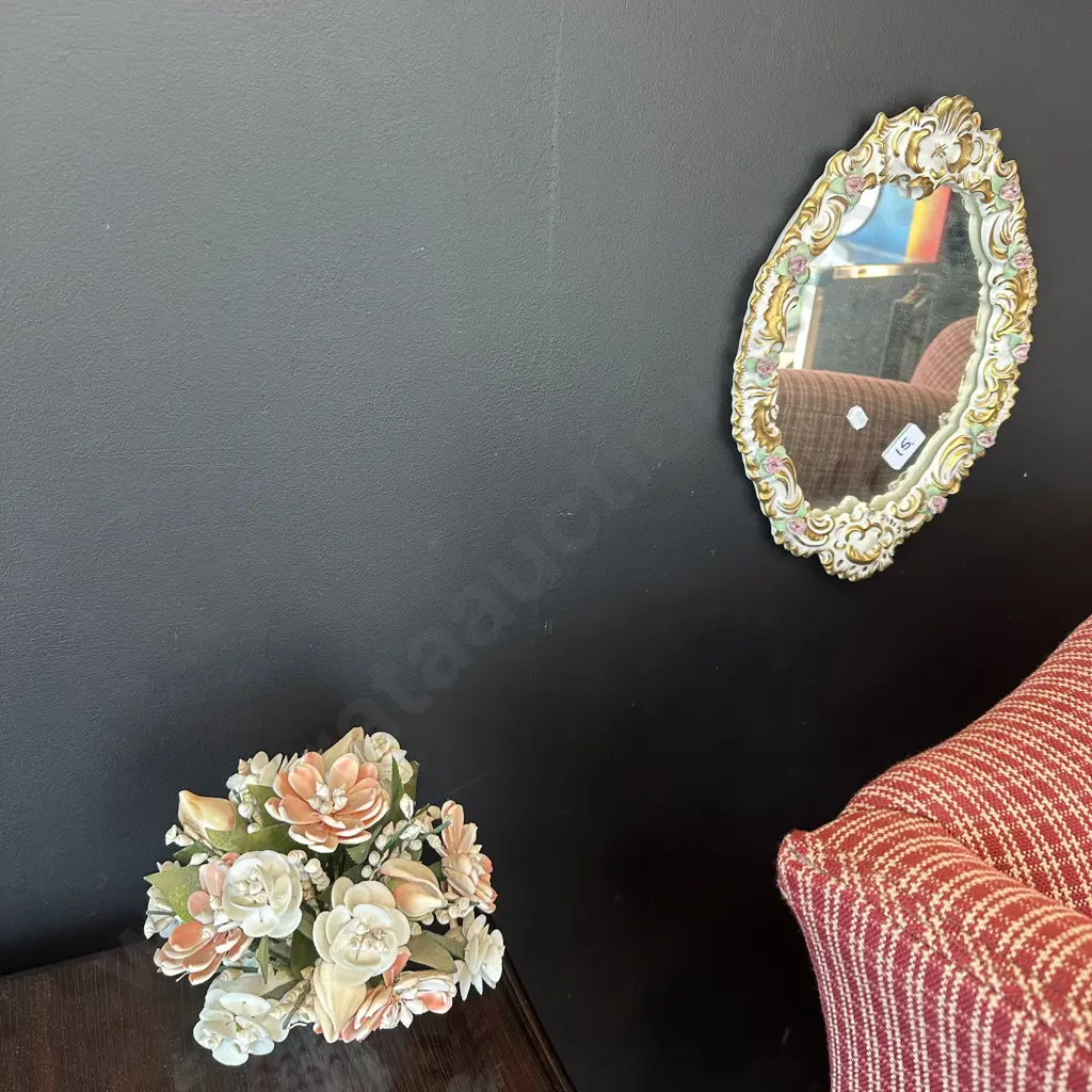 Small decorative mirror and shell decoration Image 1++