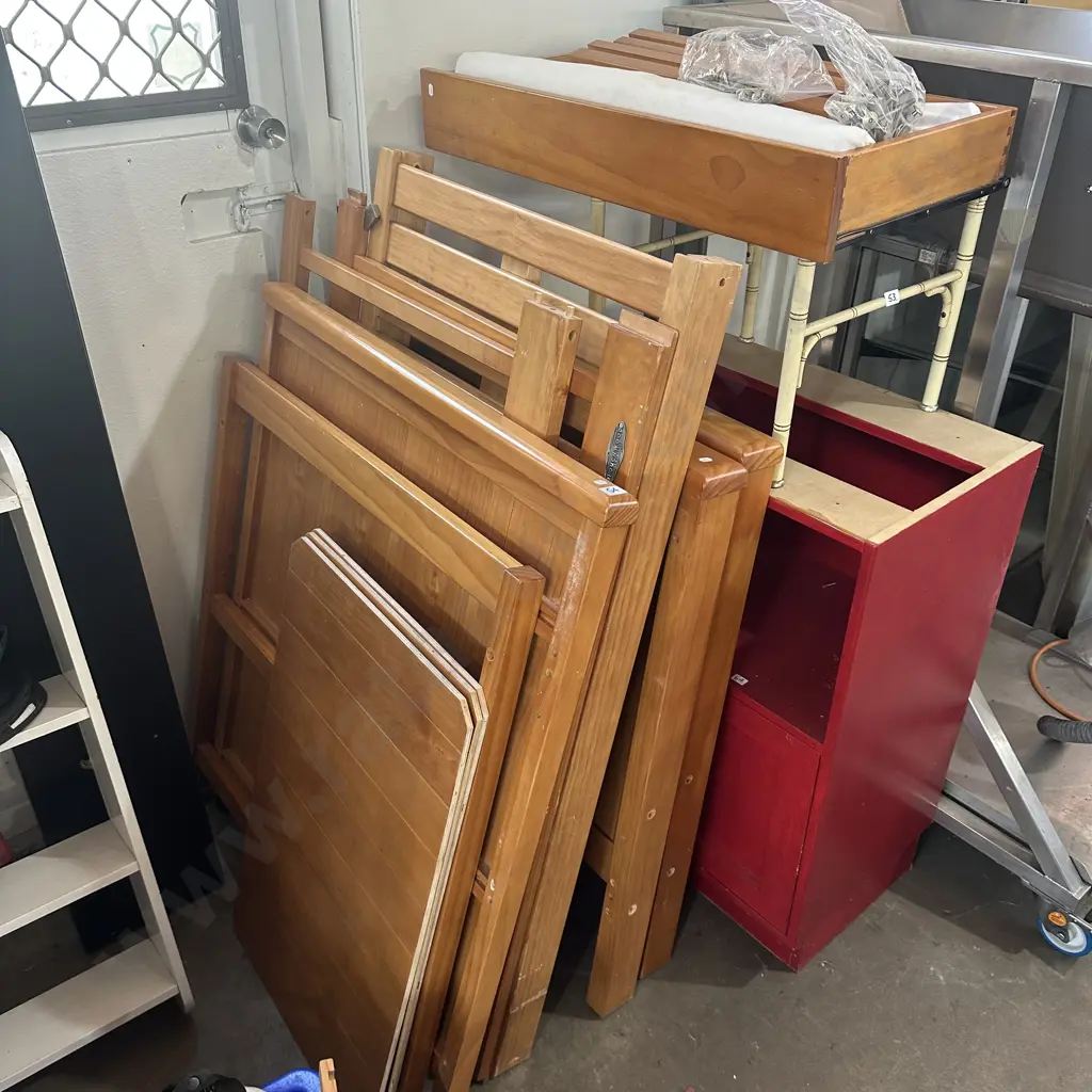 Touchwood combo cot/bed/change table Image 1++