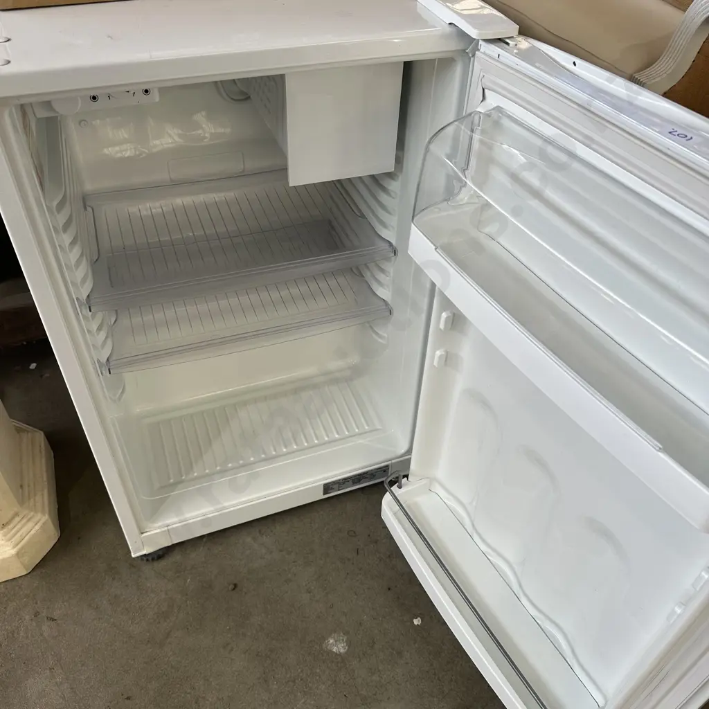 underbench fridge Image 1++