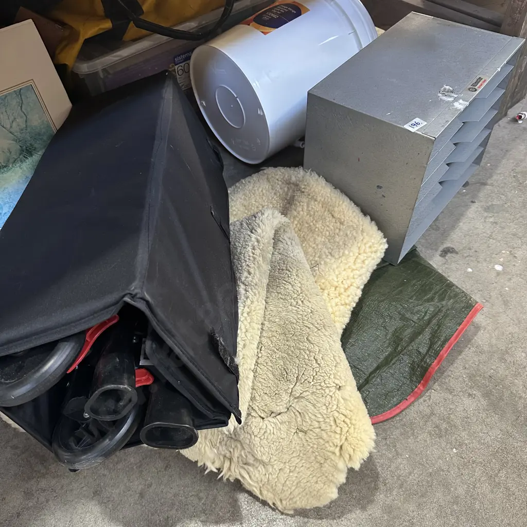 Bay lot metal file, sheepskins etc. Image 1++