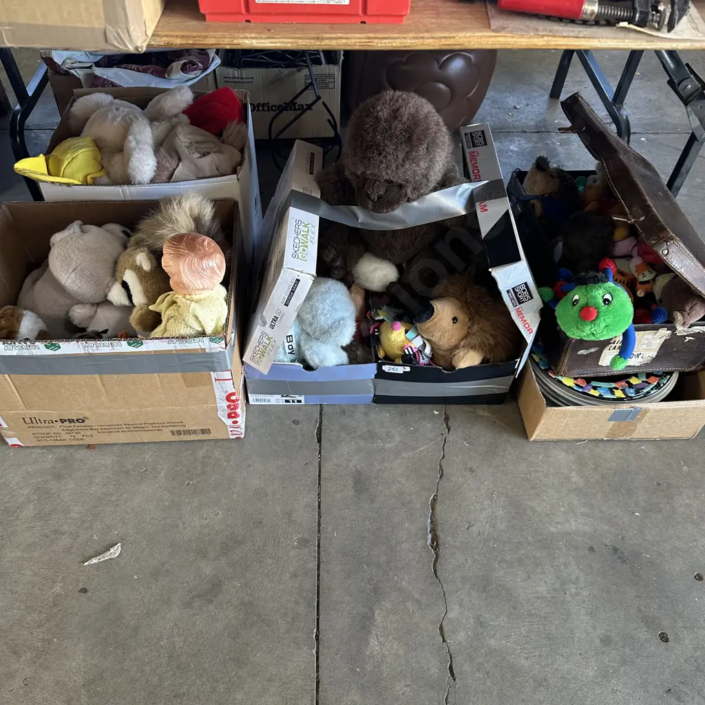 Bay lot leather suitcase, plates and soft toys. Image 1++