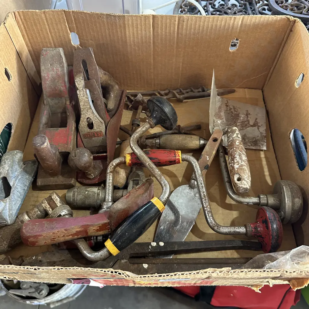 Box of old tools. Image 1++