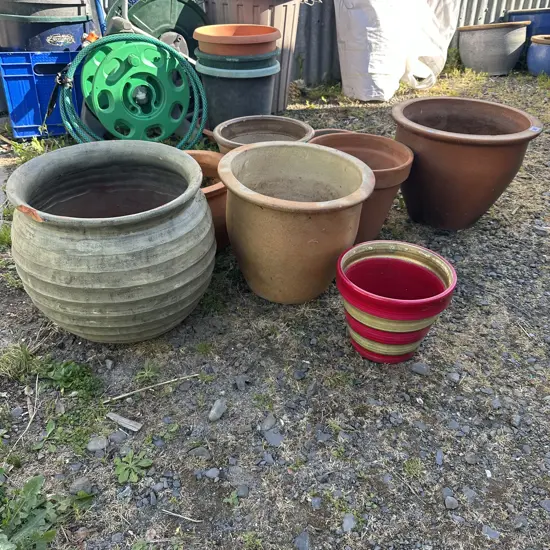 Collection of planters (one chipped)