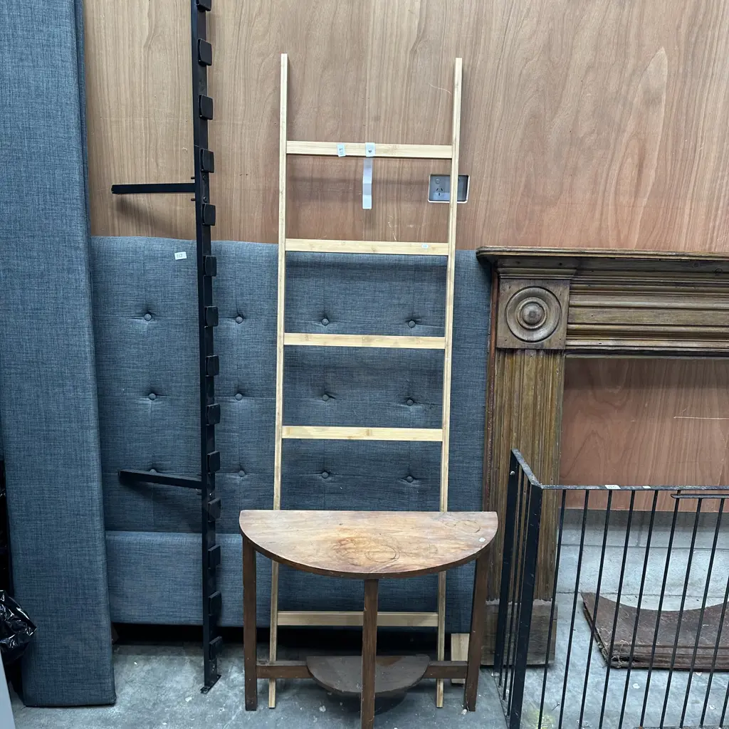 Towel drying ladder and hall table. Image 1++