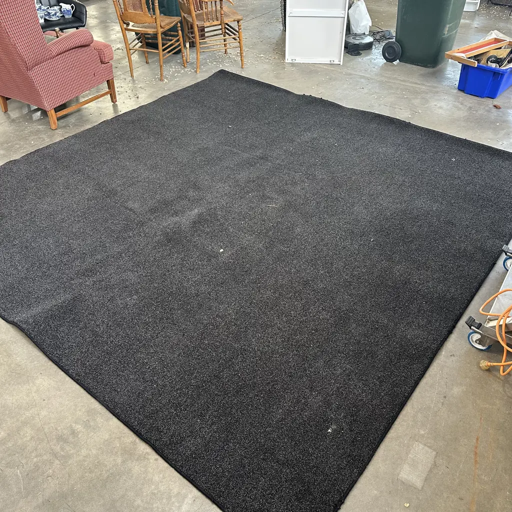 Carpet square 3m x 3m good condition apart from some slight fraying on edge Image 1++