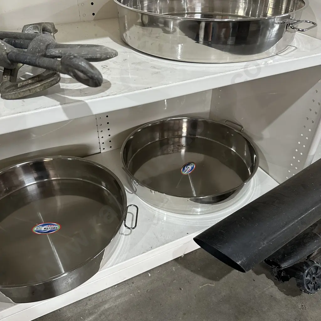 3 Stainless steel pans. Image 1++