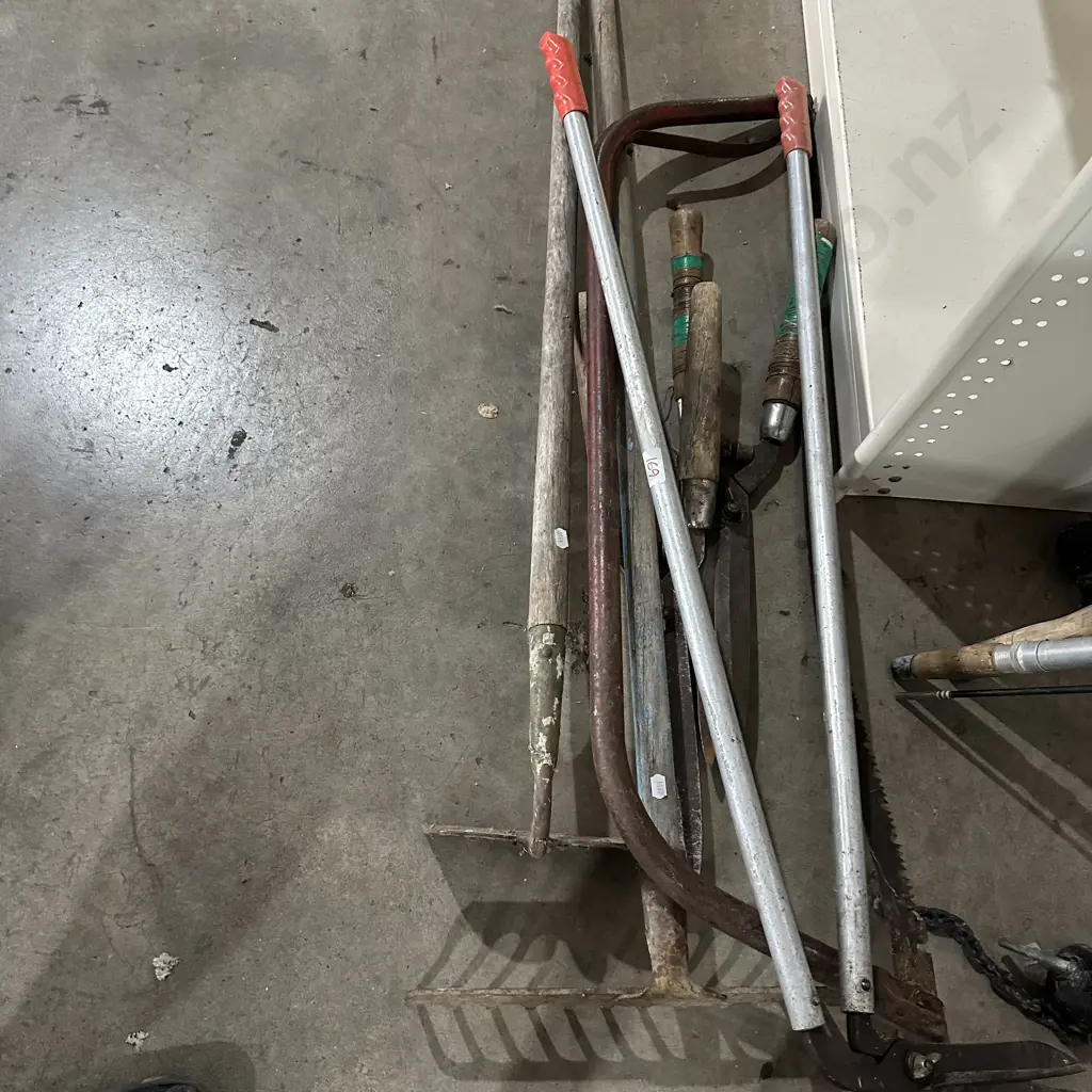 Garden tools and saw Image 1++
