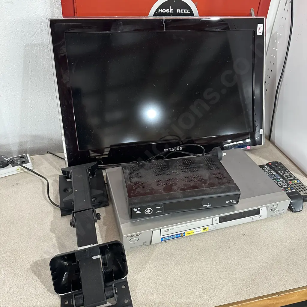 Samsung 26" tv,DVD and freeview box. Image 1++