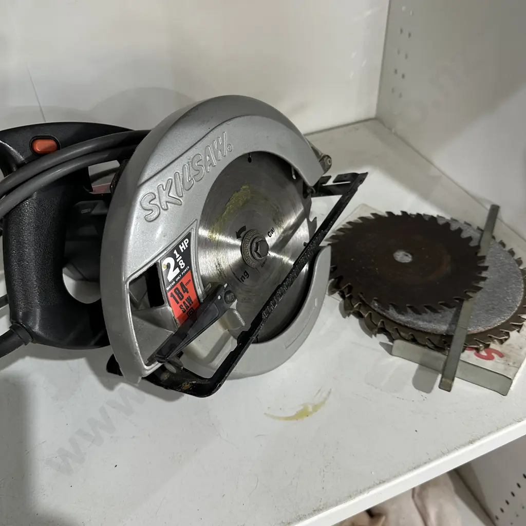 Skill saw and spare blades Image 1++